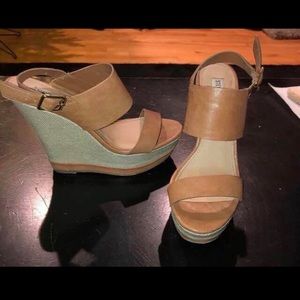 STEVE MADDEN ‘Warmthh’ platform wedges/size 9